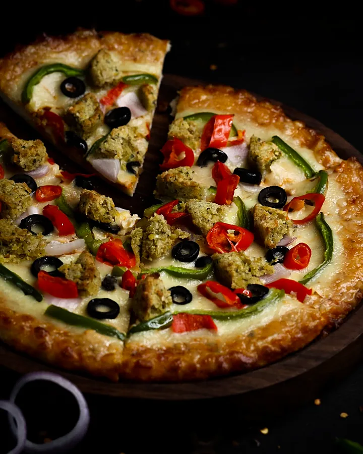 Pizza garnie sortie du four