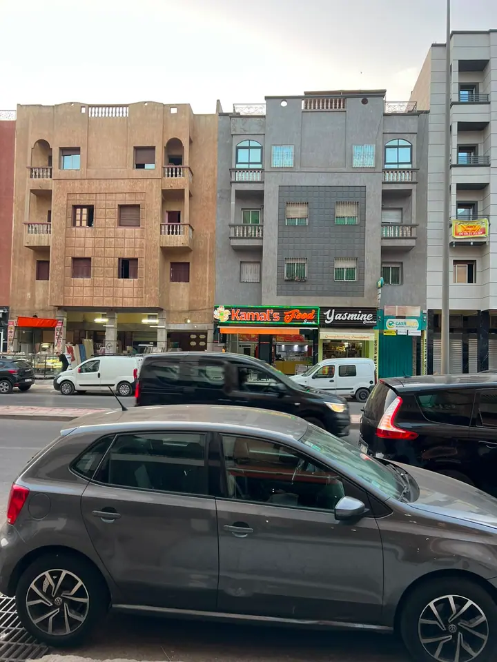 Le boulevard devant Kamal's Food